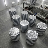 Table d'appoint en fibre de verre rayée noir et blanc, tabouret d'appoint, finition incrustation osseuse, pouf rond pour salon et hôtel