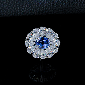 แหวนเงินแท้ 925 ประดับไพลินสังเคราะห์ทรงรี ดีไซน์เดซี่ฮาโล - Product Image 1