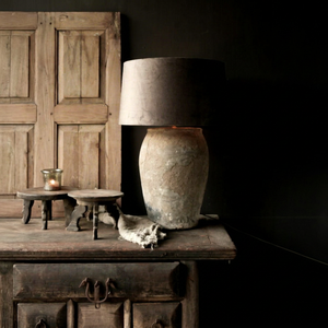 Lampe de table unique en céramique artisanale style Wabi Sabi authentique indienne, avec abat-jour en tissu, pour l'intérieur de la maison - Product Image 1