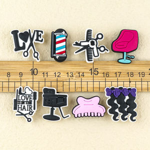 Outils de coiffeur drôles Ensemble de breloques de chaussures en PVC Brosse à cheveux Fer à friser Salon Thème Sabots Accessoires pour DIY Idées cadeaux Charme de chaussure - Product Image 3