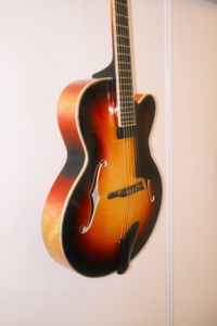 Guitare électrique jazz artisanale Yunzhi Luthier 17 pouces, corps creux en érable flammé, table en épicéa Sunset, touche en ébène, 6 cordes - Product Image 3