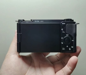 Cámara ZVE 10 Kit 95% Nueva, con Lente de 16-50 mm, Pantalla Táctil Abatible 4K, Ideal para Selfies, Viajes, Vlogs - Product Image 3