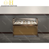 Vitrine de présentation de bijoux moderne, design de magasin de bijoux, rendu 3D avec éclairage LED pour les vitrines de magasin