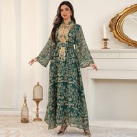 Robe longue musulmane de luxe vert noir or à broderies en spirale en mousseline de soie, col en V, manches évasées, ceinture, tenue modeste, Dubaï 2026