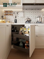 Meubles de cuisine ARET au design européen moderne, portes à panneaux arqués, verre cannelé, armoires supérieures à LED, armoires de base couleur cognac, argent