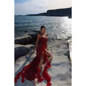 Robe de soirée longue rouge Paxton à sequins, fendue, taille empire, col montant, drapée à plusieurs niveaux, idéale pour banquets et mariages - Product Image 5