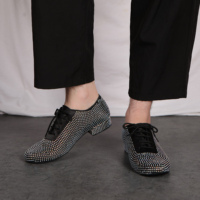 LUOQIAO L605 Nouveauté 2026 Chaussures de danse latine professionnelles pour hommes en satin noir scintillant avec strass et dentelle pour la compétition de Salsa et Bachata