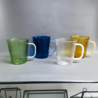 Nouvelle tasse en verre de couleur borosilicate d'article chaud de conception avec la poignée