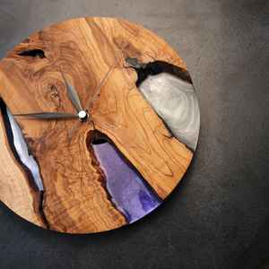 <b>Unique</b> Resin Crafts <b>Wall</b> <b>Clock</b> Designed With Wooden Elements To Enhance Home Decor While Offering Accurate And Stylish - Product Image 3