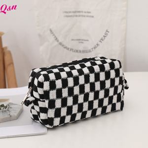 Bolsa de almacenamiento de maquillaje con patrón de rejilla informal de moda al por mayor bolsa de cosméticos de lana tejida de viaje portátil de mano - Product Image 3