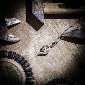 Collar con Colgante de Manos de la Madre en Plata de Ley S925 con Baño de Rodio y Circonita, Cadena para Mujer, Regalo de Boda o Compromiso - Product Image 4