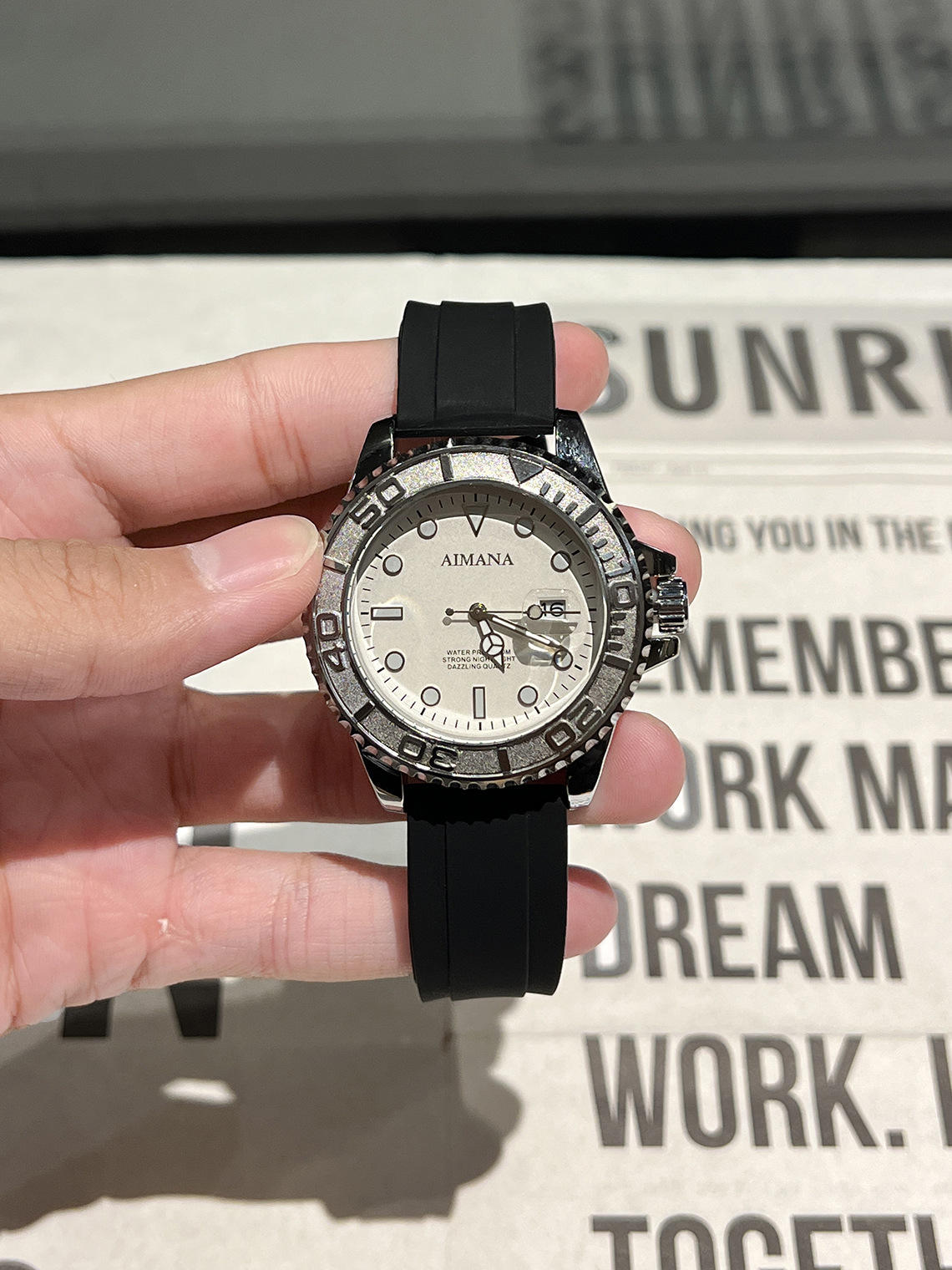 เปลือกสีเงินสีขาวใบหน้าเทปสีดำ