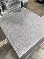 Profils de granit gris sésame flammé sur mesure, usinés CNC, pour projets de bâtiments commerciaux