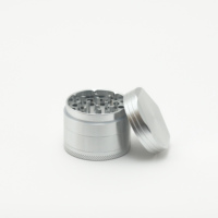 Cannacoast – Nouveau moulin à herbes manuel en métal rond à 4 compartiments, personnalisable avec logo et impression, pour herbes sèches et tabac (échantillons) – Fabriqué en Chine – MOQ 1000 pièces
