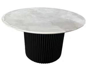 Piano in quarzo bianco con tavolo da pranzo con gambe in legno di frassino massiccio