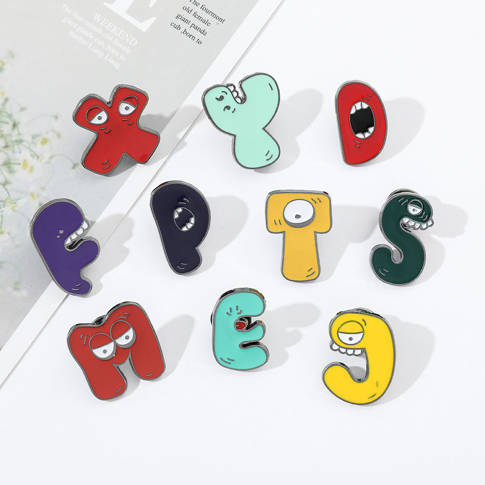 26英文字母珐琅别针卡通独眼小怪物金属徽章彩色创意设计翻领别针配件