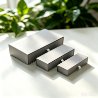 Boîte cadeau personnalisée pour bijoux, en carton carré, argenté-gris nacré, avec cordon de serrage, pour Noël