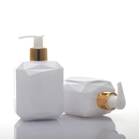 Flacon cosmétique carré en PET de forme unique avec pompe dorée 150ml 250ml 300ml pour soins de la peau et désinfectant pour les mains, emballage personnalisé