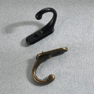 Gancho de pared Platinum Link de un solo orificio, de aleación de zinc fundido a presión, para montaje en cajones y puertas. - Product Image 3