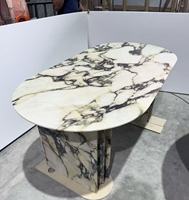 Table à manger ovale en marbre Calacatta Viola avec pieds en colonne cannelée, plateau veiné blanc et violet, mobilier de luxe pour villa, résistant à l'eau