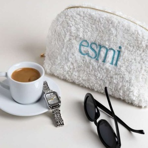 Sac cosmétique en laine durable Teddy Velvet moelleux en forme de coquille Sac de maquillage de mode avec logo brodé de haute qualité pour un usage quotidien - Product Image 4