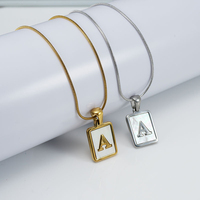 Collier en chaîne serpent en acier Capital, plaque de nom personnalisée avec initiale, collier en coquillage, bijoux plaqués or 18 carats personnalisés pour filles
