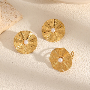 ต่างหูสแตนเลสสตีลประดับมุก ดีไซน์ดอกไม้ สำหรับผู้หญิง สวมใส่ได้ทุกวัน ชุบทอง 18K ลายดอกไม้เรขาคณิต - Product Image 1