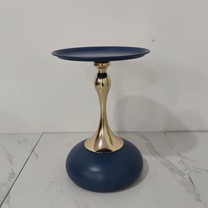 <span class=keywords><strong>Table</strong></span> <span class=keywords><strong>d</strong></span>'<span class=keywords><strong>appoint</strong></span> en métal blanc avec finition dorée - Product Image 2