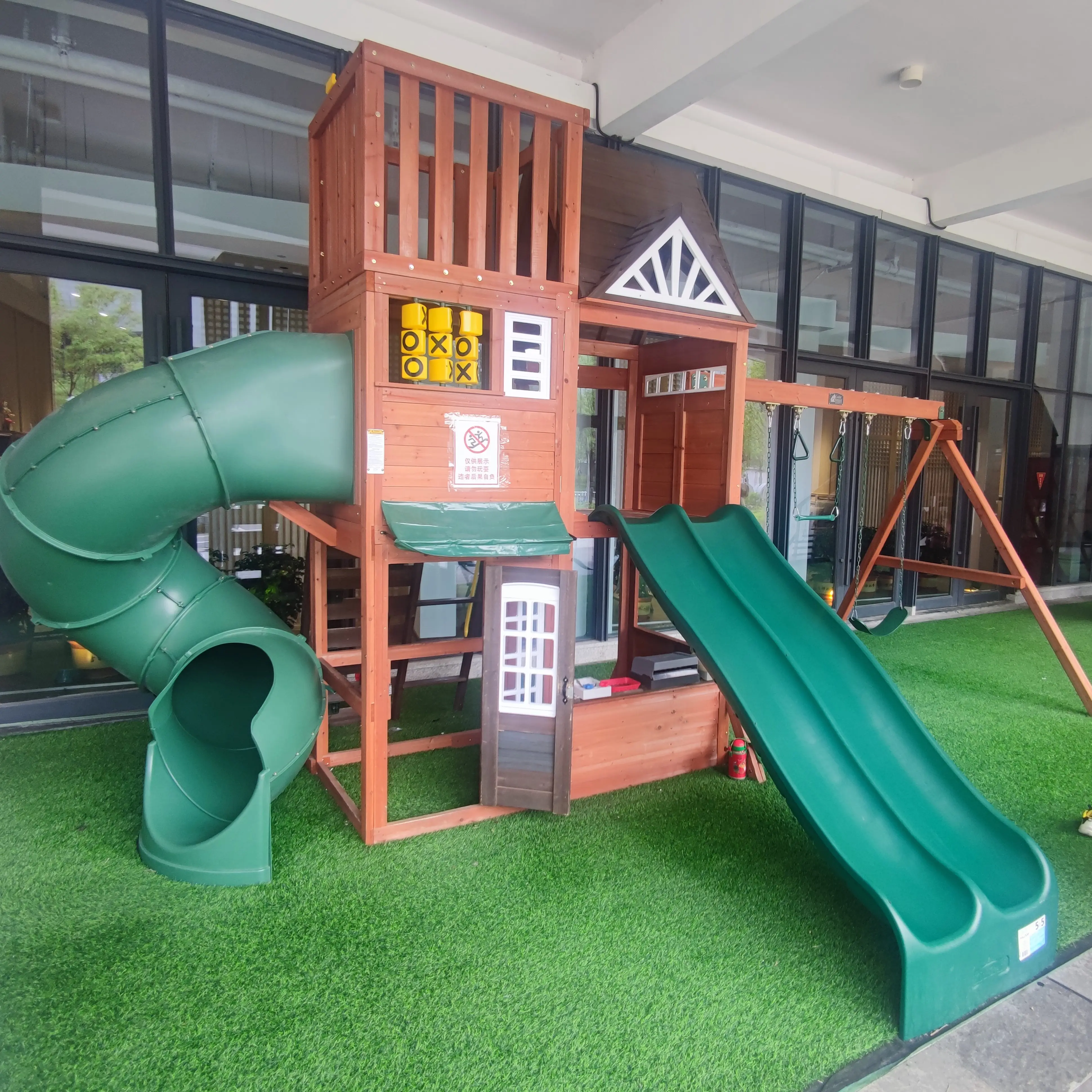 Casa de brincar de madeira personalizada ao ar livre, playground infantil de madeira com conjunto de escorregador e balanço, caixa de areia