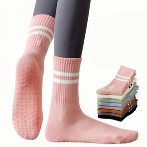 Chaussettes de yoga antidérapantes pour femmes avec logo personnalisé, en coton et silicone, pour le sport et le Pilates - Product Image 3