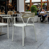 Chaise de salle à manger d'extérieur commerciale à vente chaude en gros, fauteuil en rotin PP tressé, fauteuil de loisirs pour patio, accoudoir pour hôtels, parcs