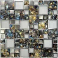 Mosaïque graphique moderne en verre, mélange de matériaux cristallins, film ambre et acier pour crédence et application murale intérieure