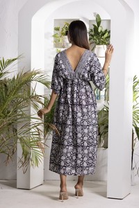 Kaftan monochrome noir et blanc pour femmes avec taille élastiquée et col en V pour un look décontracté élégant et tendance - Product Image 5