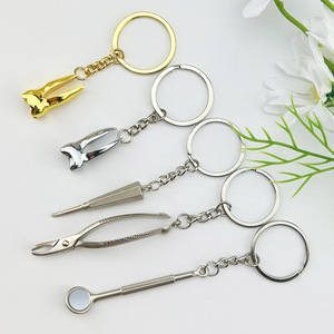 Porte-clés personnalisé en alliage de zinc, petit pendentif dentaire mignon, cadeau promotionnel pour événement dentaire, porte-clés créatif en forme de dent dorée - Product Image 3