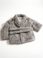 Manteau pour femme en fausse fourrure de vison gris argenté de luxe |   Design ajusté à col en V avec ceinture à nouer |   Pull en tricot doux et élégant à poils longs et duveteux