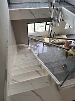Gesinterte Steinplatte Marmor-Treppen Moderne Luxusvilla Duplex-Bodentreppe Rutschfest Maßgefertigt