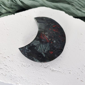 Vente en gros de sculptures de lune en pierre de sang africaine, polies à la main, en cristal naturel, pour l'énergie de guérison, objet de collection pour la maison et le bureau - Product Image 4