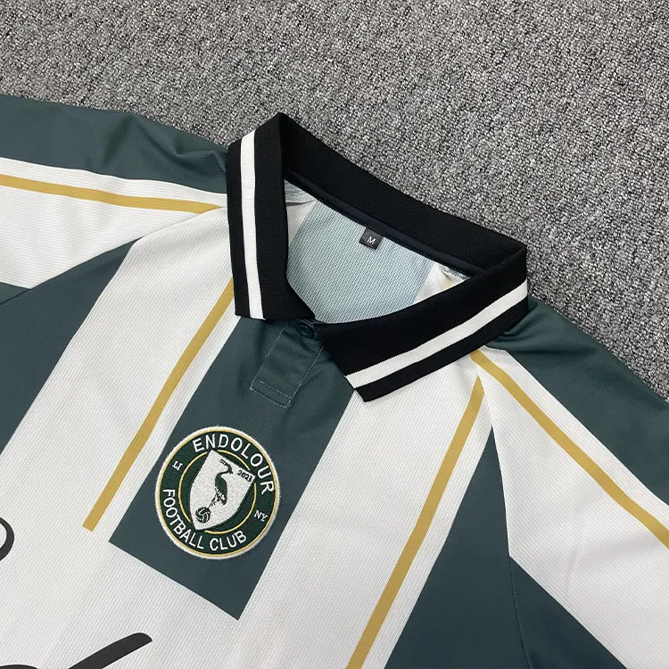 Jugend Sublimiertes Fußballtrikot individuelles klassisches gestreiftes Retro-Fußballtrikot