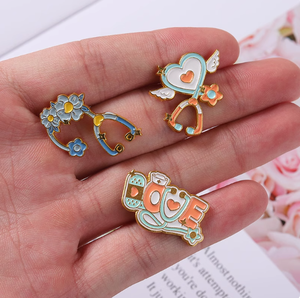 Tùy Chỉnh Số Lượng Lớn Biểu Tượng Phù Hiệu Trái Tim Thời Trang Y Tế Pins Pines Mềm Men Charms Mạ Vàng Thủ Công Kim Loại Ve Áo Pin Cho Quà Tặng - Product Image 6