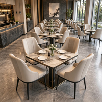 Ensembles de chaises de salle à manger matelassées crème avec table carrée en marbre et piétement doré, mobilier commercial pour restaurant, personnalisable OEM