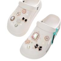 Nouvelles décorations perforées en alliage de zinc électroplaqué pour chaussures, fleurs DIY pour sandales de plage, et décorations pour coques de téléphone à barre en T