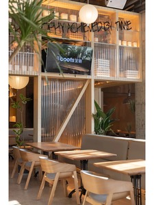Ensemble de tables et chaises en bois modernes pour hôtel, mobilier commercial, design industriel, intérieur aux tons chauds - Product Image 3