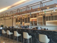 Ensemble table et chaises de restaurant moderne avec banquette en velours sur mesure et table carrée en marbre pour l'hôtellerie - Design Interear