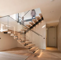 Moderne Doppelplatten-Treppe mit Glasgeländer & Holzstufen, Eingebauter Pflanzkasten, Maßgeschneidertes Design