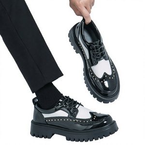 Chaussures Oxford à plateforme bicolores noir et blanc pour hommes, à bout aile, cloutées, à lacets, à semelle épaisse, habillées - Product Image 4