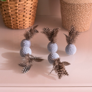 Balle interactive légère en fil doux au crochet avec plumes, herbe à chat et valériane, jouet à grincer pour chats d'intérieur - Product Image 6