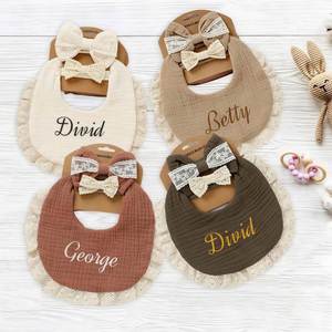 Ensemble de bavoirs imperméables personnalisés brodés avec nom, en coton doux et réglable pour bébés - Product Image 1