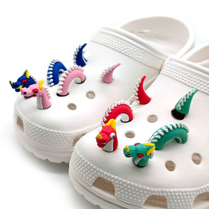 Venta al por mayor de dijes 3D de dragón, serpiente y cocodrilo para <span class=keywords><strong>zapatos</strong></span> de hombre, dijes de PVC lindos para zuecos, decoraciones 3D para <span class=keywords><strong>zapatos</strong></span>, dijes para pulseras, 3 piezas/juego - Product Image 4