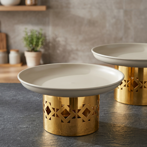 Plateau de service moderne en métal, finition beige avec base géométrique dorée découpée, idéal pour gâteaux et fruits - Product Image 3