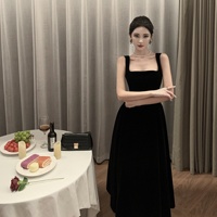 Robe noire élégante à col carré style rétro Hepburn, coupe trapèze, inspirée de la haute couture française, idéale pour l'hiver